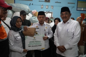Gubernur Al Haris Tinjau Korban Kebakaran di Tanjab Barat, Serahkan Bantuan dan Ajak Gotong Royong
