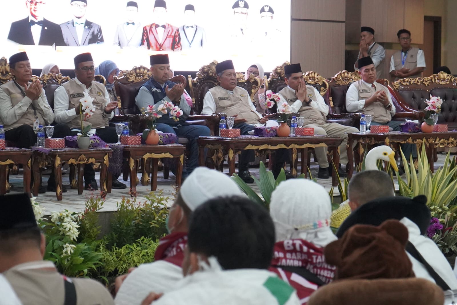 Pesan Wagub Sani Saat Lepas 444 JCH BTH 20, Sempurnakan Rukun Haji Doakan Jambi Dari Tanah Suci
