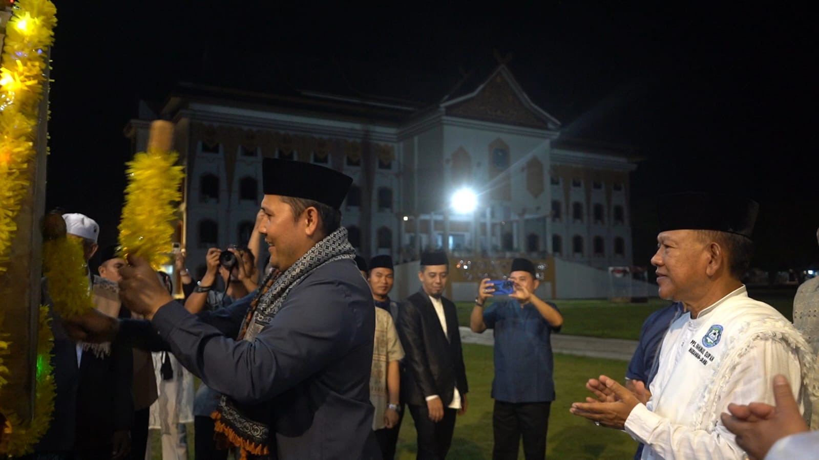 Lepas Pawai Takbir Idul Adha, Bupati M.Syukur: Mari Jaga Situasi Agar Tetap Aman dan Kondusif