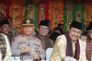 Kadis Kominfo Wakili Gubernur Jambi Hadiri Perhelatan Hoyak Tabuik di Pantai Gondariah