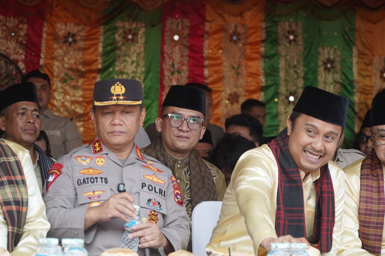 Kadis Kominfo Wakili Gubernur Jambi Hadiri Perhelatan Hoyak Tabuik di Pantai Gondariah