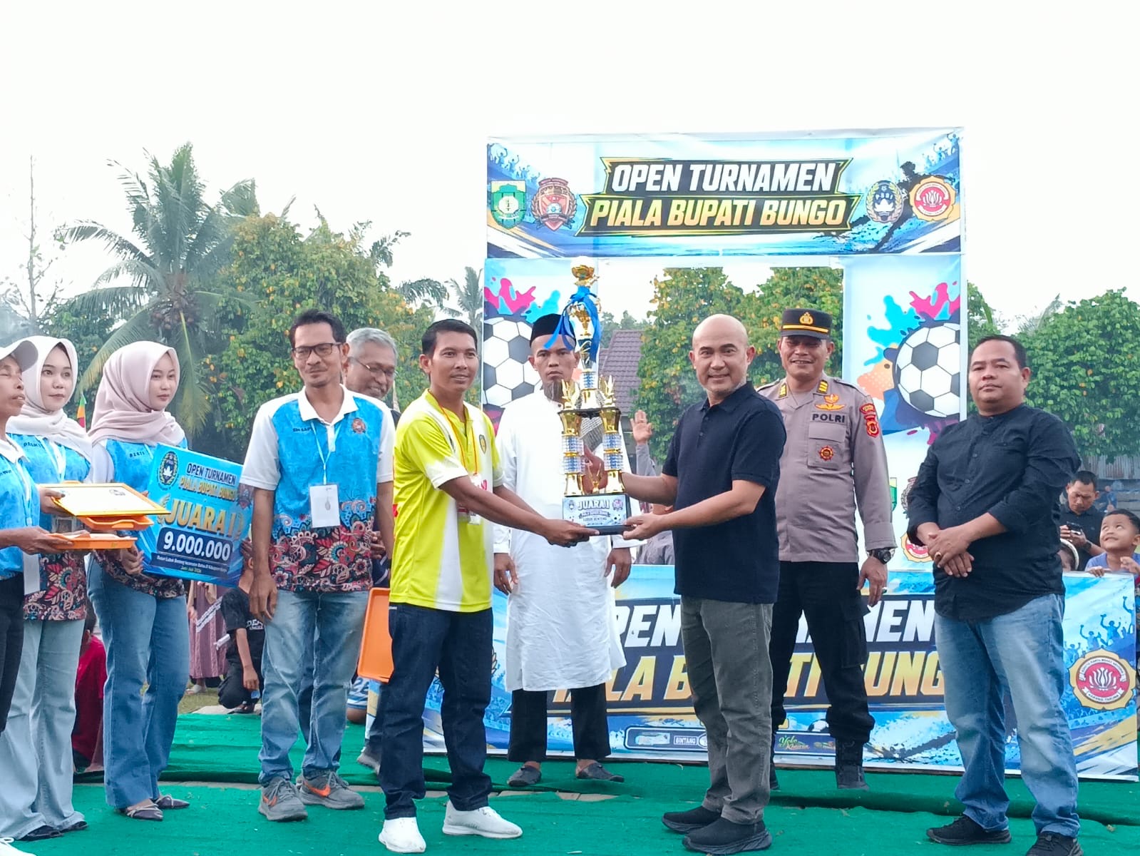 Penutupan Turnamen Sepakbola Piala Bupati Bungo Dusun Lubuk Benteng Berlangsung Sukses dan Meriah