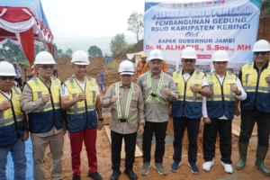 Gubernur Al Haris Menghadiri  Peletakan Batu Pertama Pembangunan RSUD Bukit Tengah di Kabupaten Kerinci
