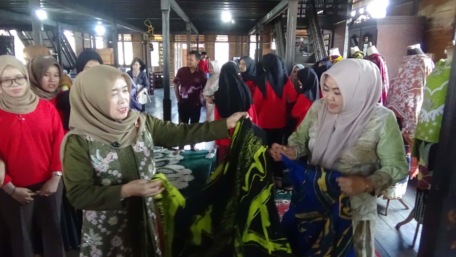 Hj.Hesti Haris Dorong Lahirnya Wirausaha Muda Melalui Pelatihan Batik Kontemporer PKW