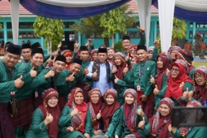 Gubernur Al Haris Apresiasi Penyerahan Murid Baru Secara Adat Melayu Jambi di SMA Negeri 1 Muaro Jambi